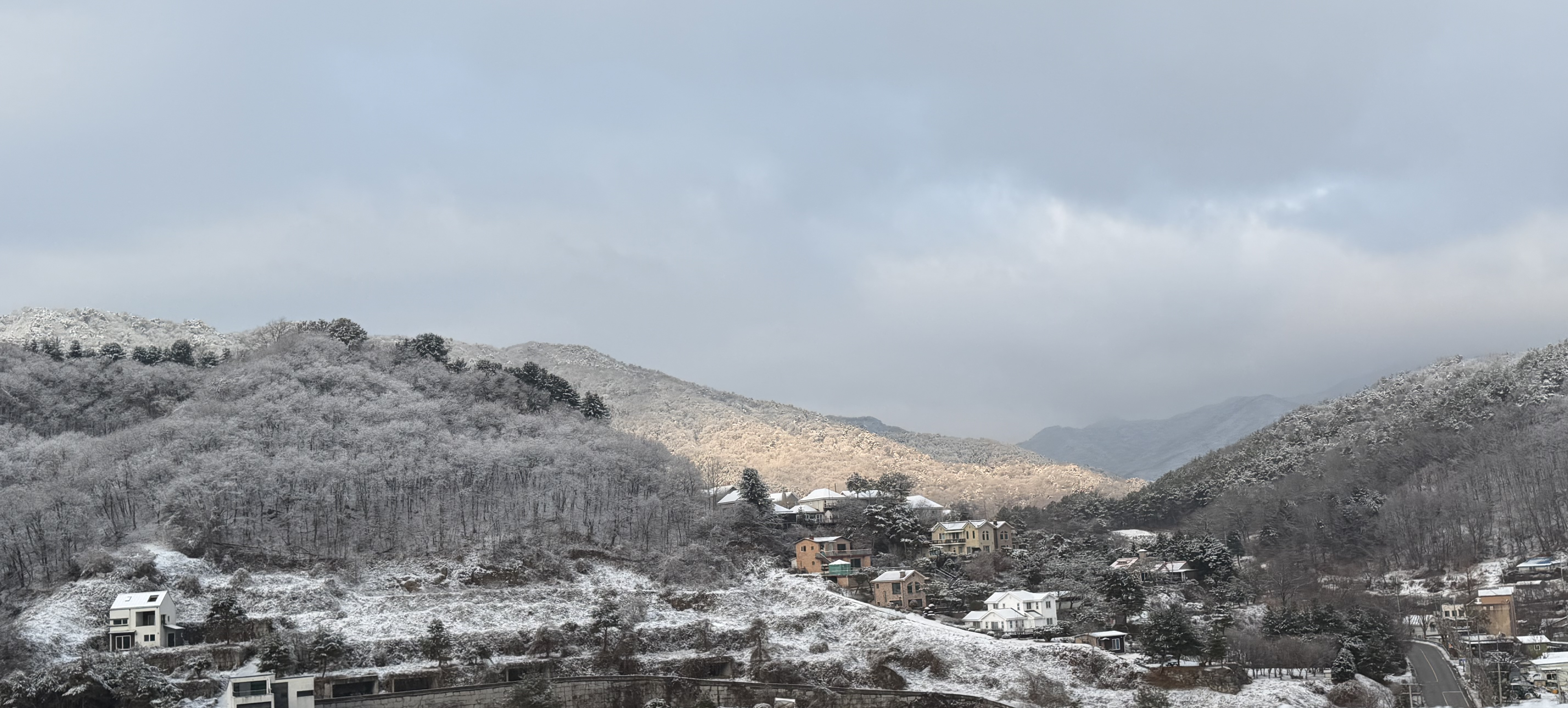 눈덮인 산과 집들